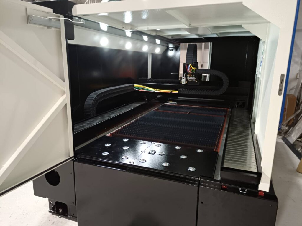 小型ファイバーレーザー切断加工機