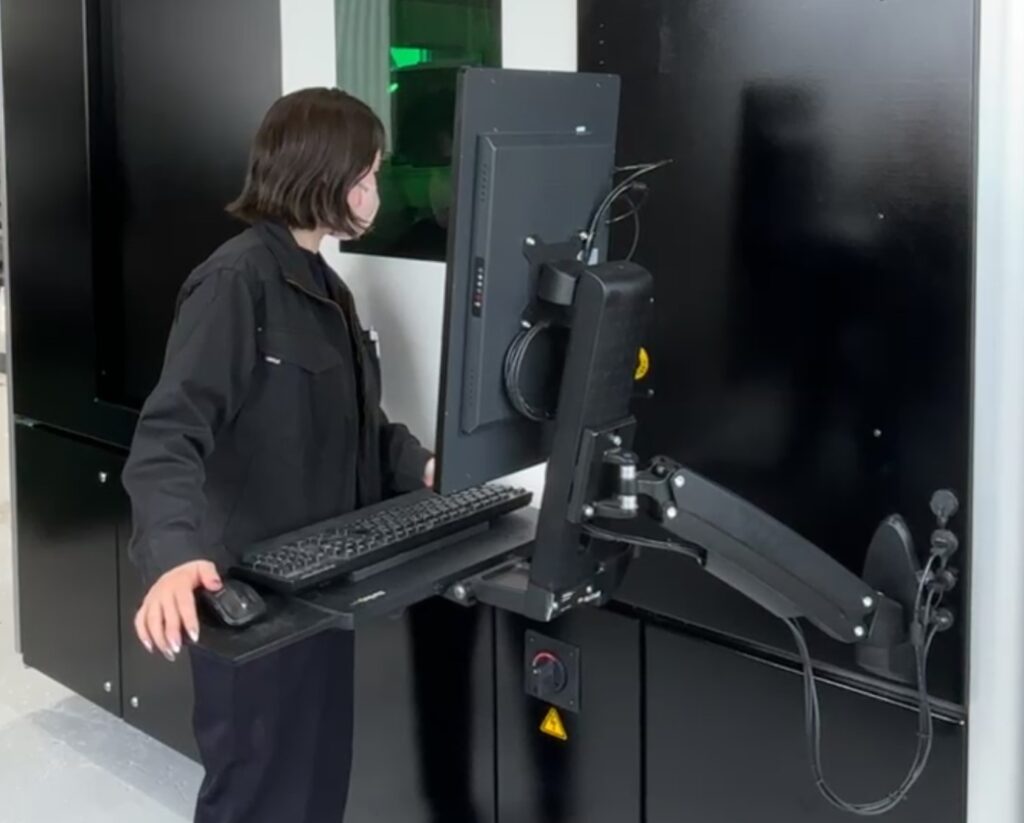 超小型ファイバーレーザー加工機 - MIYAi